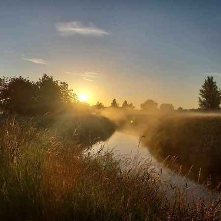 Rustig Gelegen Chalet Kapeki Met Tuin Aan Het Water Гел Экстерьер фото